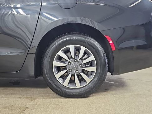 Used 2023 Chrysler Pacifica Touring-L FWD image 39