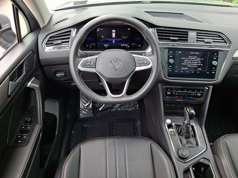 Used 2023 Volkswagen Tiguan SE AWD/4WD image 12