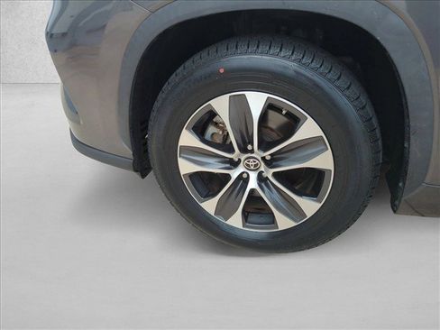 Used 2023 Toyota Highlander XLE FWD image 24