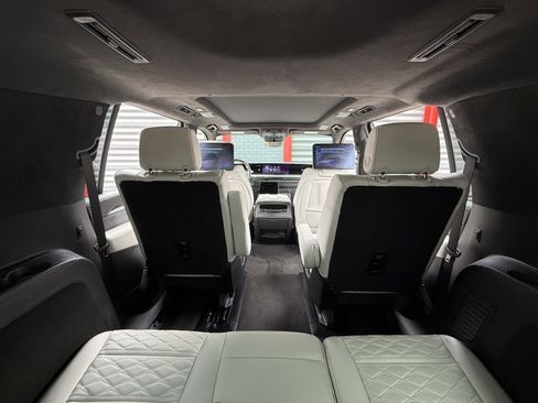 Used 2025 Cadillac Escalade ESV V image 18