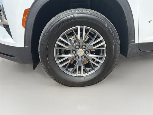 Used 2025 Chevrolet Traverse LT AWD/4WD image 11