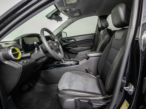 Used 2025 Chevrolet Trax LT FWD image 8