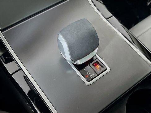 Used 2025 Land Rover Range Rover Velar Dynamic SE image 17