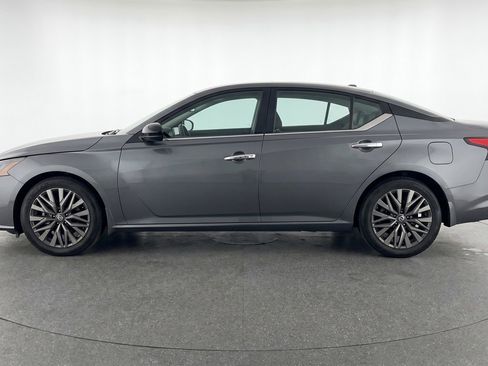 Used 2025 Nissan Altima 2.5 SV FWD image 5