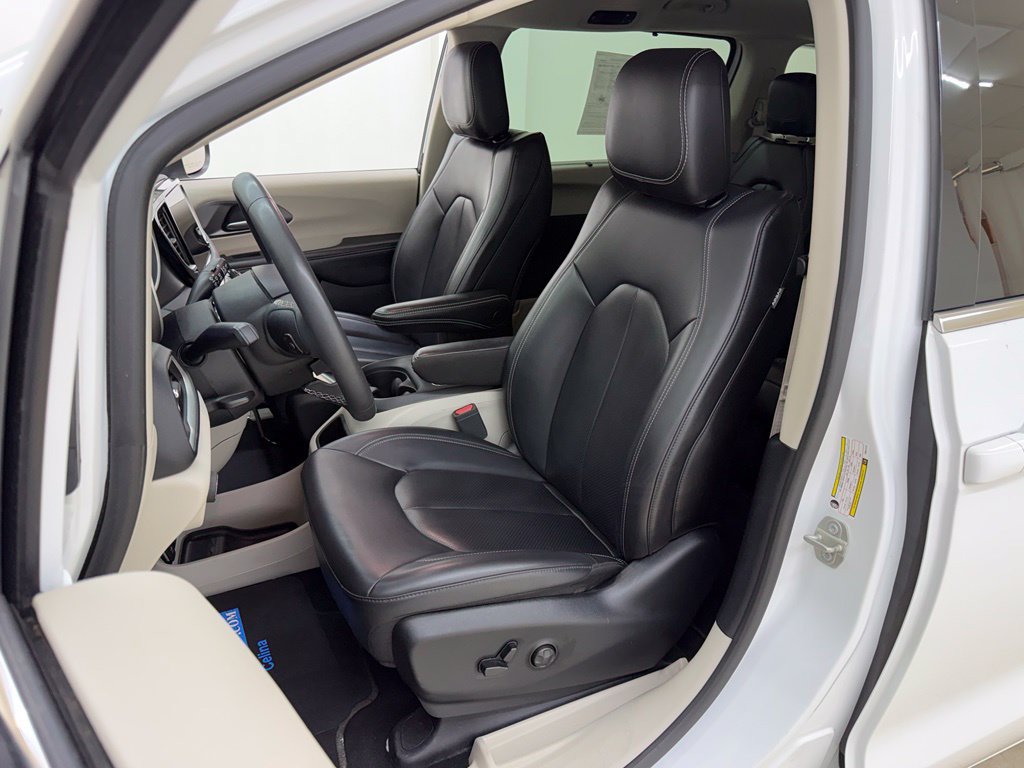 Used 2023 Chrysler Pacifica Touring-L FWD image 19