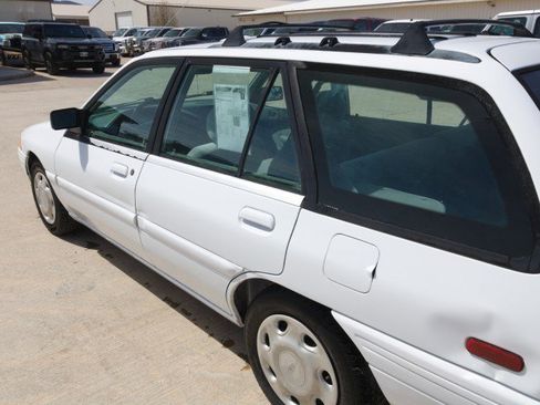 Used 1995 Ford Escort LX FWD image 8
