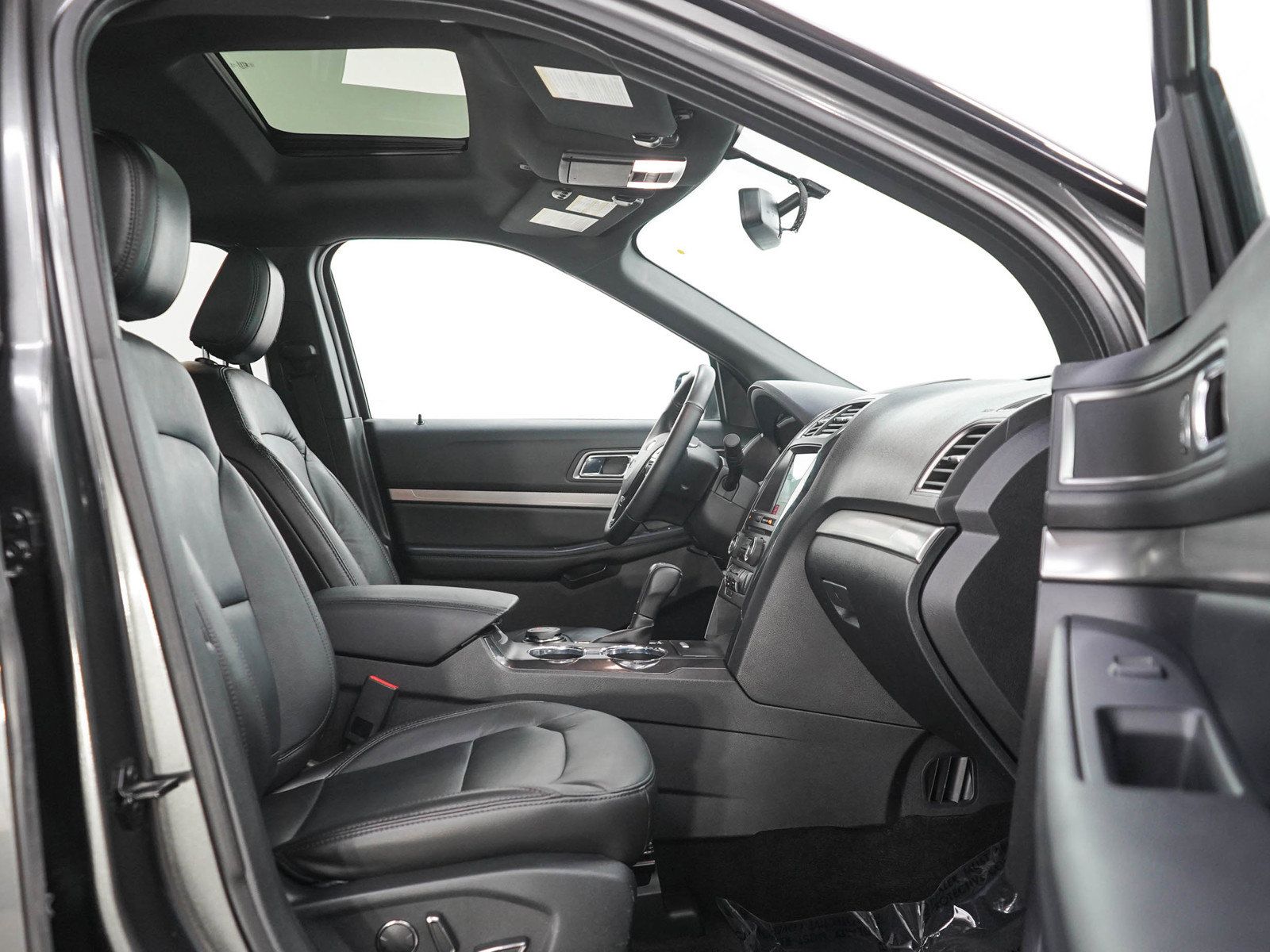 Used 2018 Ford Explorer XLT w/ Equipment Group 202A AWD/4WD image 11