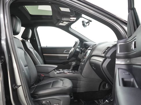 Used 2018 Ford Explorer XLT w/ Equipment Group 202A AWD/4WD image 11