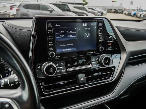 Used 2021 Toyota Highlander XLE AWD/4WD image 34