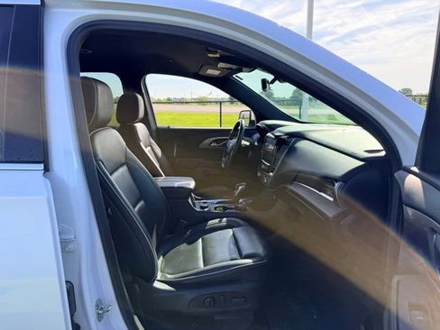 Used 2023 Chevrolet Traverse Premier FWD image 11