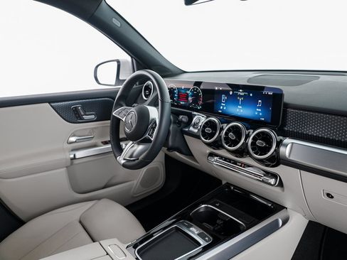 Used 2025 Mercedes-Benz GLB 250 4MATIC image 30