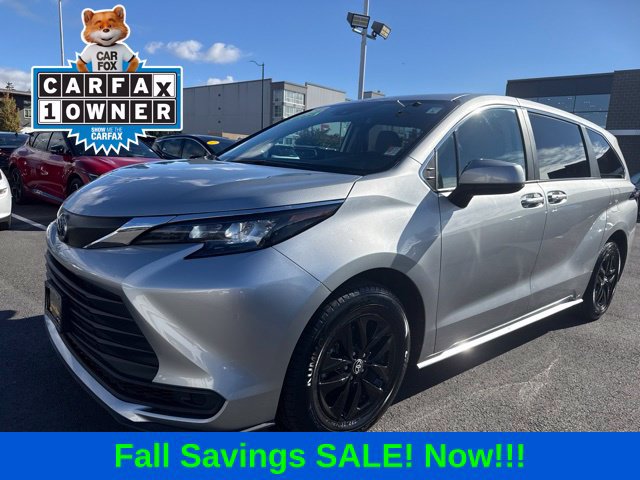 Used 2024 Toyota Sienna LE AWD/4WD image 1