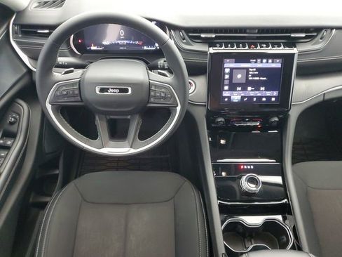 Used 2023 Jeep Grand Cherokee Laredo image 17