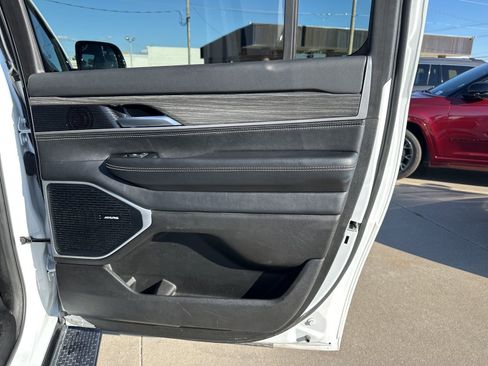 Used 2024 Jeep Wagoneer L Series II w/ Flexible Seating Group image 20