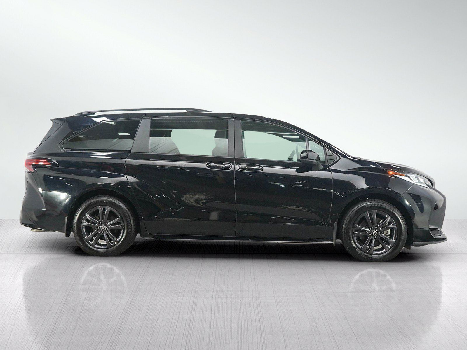 Used 2025 Toyota Sienna XSE AWD/4WD image 6