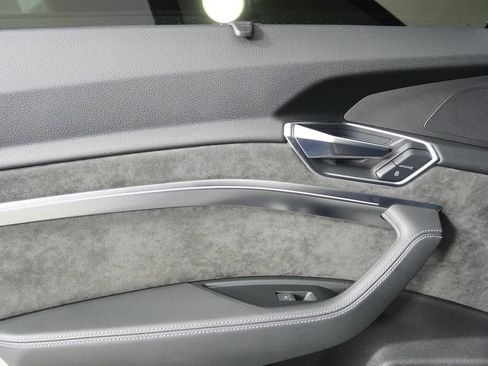 Used 2019 Audi e-tron Prestige w/ Prestige Package image 14