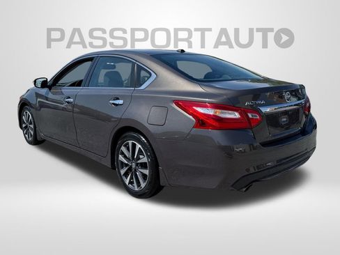 Used 2017 Nissan Altima 2.5 SV w/ Convenience Package image 3