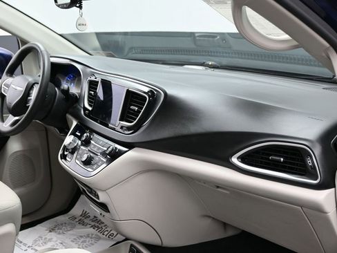 Used 2017 Chrysler Pacifica Touring Plus image 34