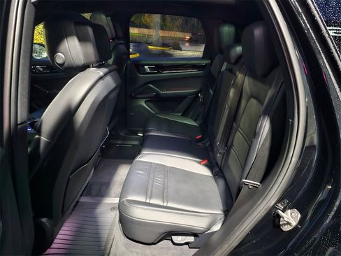 Used 2022 Porsche Cayenne image 17