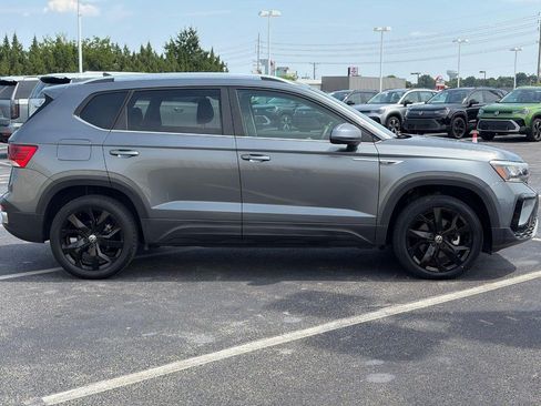 Used 2023 Volkswagen Taos SE w/ Black Wheel Package FWD image 4
