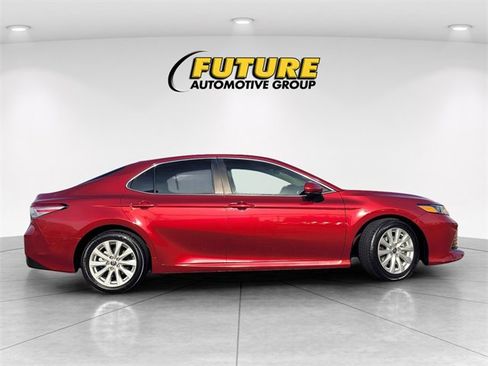 Used 2020 Toyota Camry LE image 3