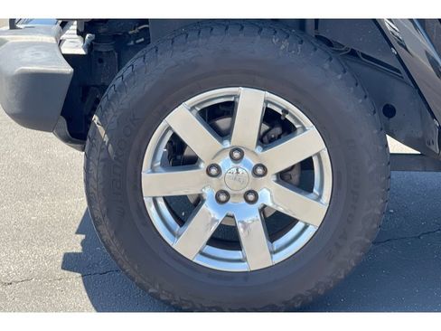 Used 2017 Jeep Wrangler Unlimited Sahara w/ Connectivity Group AWD/4WD image 10