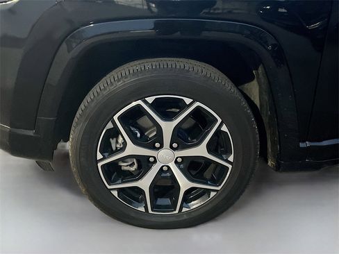 Used 2023 Jeep Compass Limited image 29