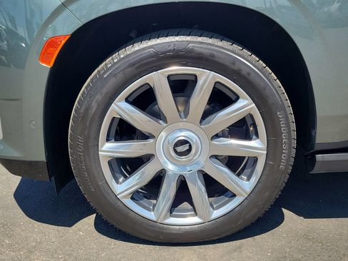 Certified 2024 Cadillac Escalade ESV Premium Luxury Platinum AWD/4WD image 33