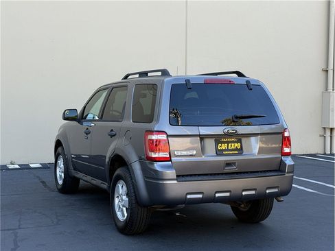 Used 2010 Ford Escape XLT image 3