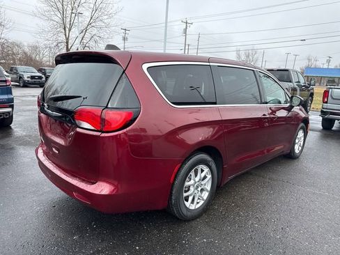Used 2023 Chrysler Voyager LX image 5