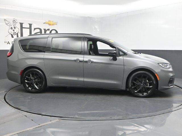 Used 2025 Chrysler Pacifica Limited FWD image 1