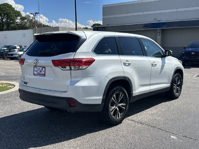 Used 2019 Toyota Highlander LE FWD image 4