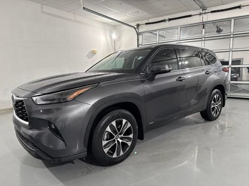 Used 2022 Toyota Highlander XLE AWD/4WD image 4