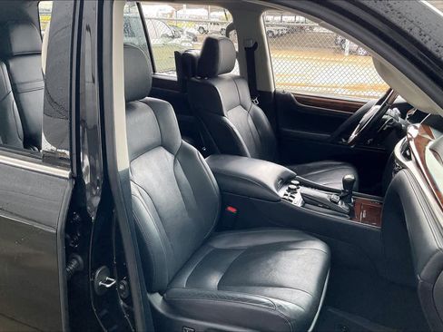 Used 2020 Lexus LX 570 4WD w/ 3rd Row & Luxury Pkg image 8