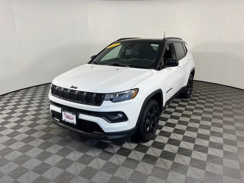 Used 2023 Jeep Compass Latitude w/ Sun and Sound Group AWD/4WD image 3