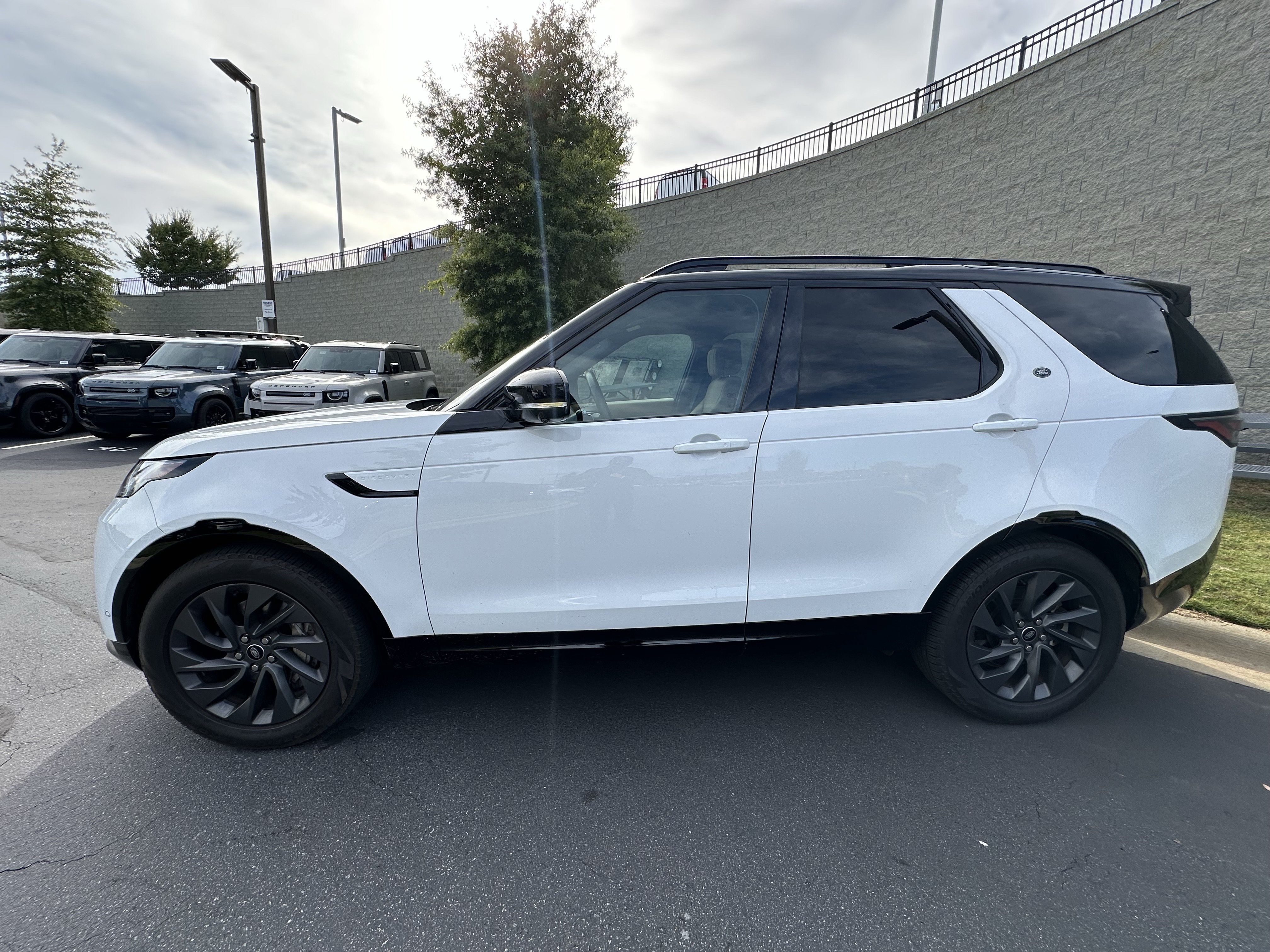Certified 2023 Land Rover Discovery S R-Dynamic AWD/4WD image 4