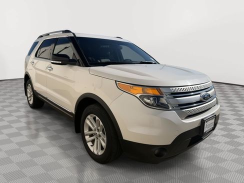 Used 2014 Ford Explorer XLT w/ Equipment Group 202A AWD/4WD image 3
