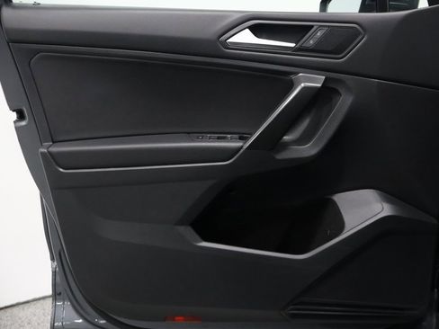 Used 2021 Volkswagen Tiguan SE image 12