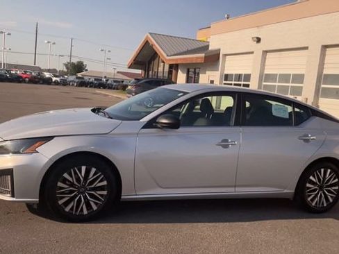 Used 2024 Nissan Altima 2.5 SV FWD image 6