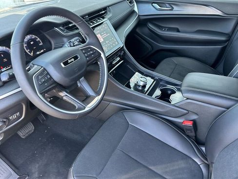 New 2025 Jeep Grand Cherokee Altitude image 7