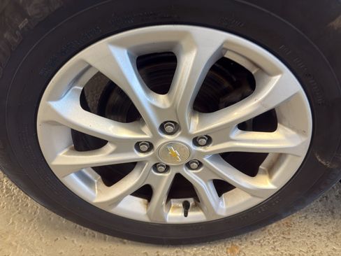 Used 2019 Chevrolet Equinox LT FWD image 34