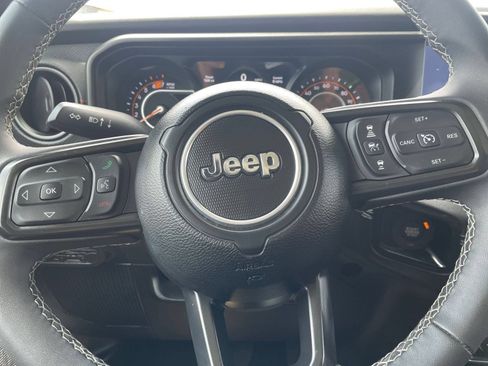 Used 2025 Jeep Wrangler Unlimited Rubicon AWD/4WD image 27
