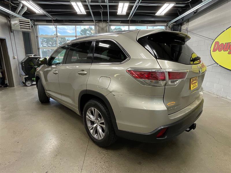 Used 2015 Toyota Highlander XLE FWD image 3