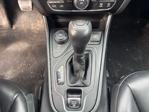 Used 2019 Jeep Cherokee Latitude Plus w/ Cold Weather Group AWD/4WD image 20