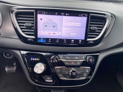Used 2025 Chrysler Pacifica Select FWD image 11