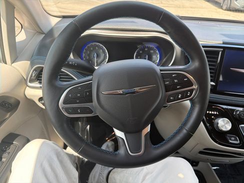 Used 2021 Chrysler Pacifica Touring-L FWD image 17