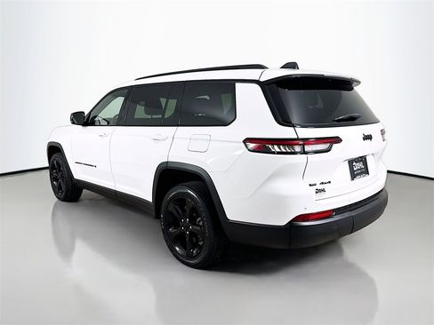 Used 2023 Jeep Grand Cherokee L Laredo image 9