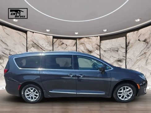 Used 2020 Chrysler Pacifica Touring-L FWD image 4