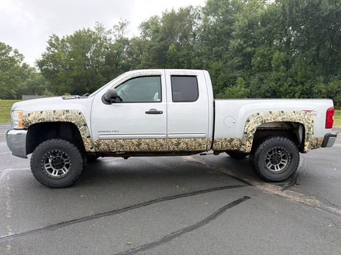 Used 2010 Chevrolet Silverado 2500 LT w/ Interior Plus Package AWD/4WD image 4