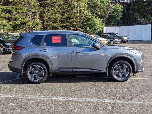 Used 2025 Nissan Rogue SV w/ SV Premium Package FWD image 4